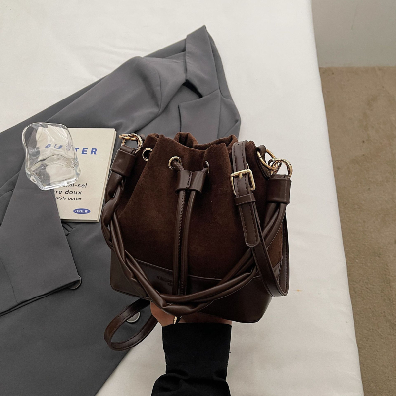 Torba tipa kanta, od suede materijala, gradski minimalistički stil, magnetsko zatvaranje, džep za dokumente