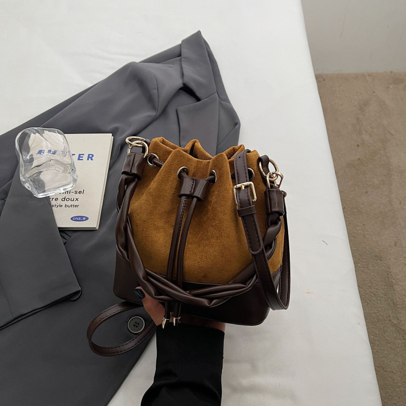Torba tipa kanta, od suede materijala, gradski minimalistički stil, magnetsko zatvaranje, džep za dokumente