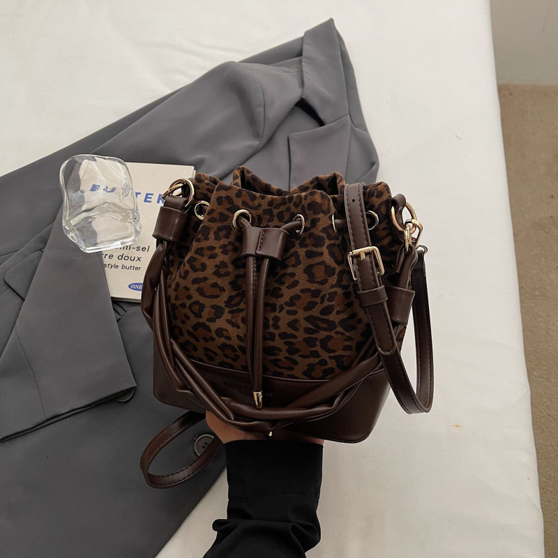 Torba tipa kanta, od suede materijala, gradski minimalistički stil, magnetsko zatvaranje, džep za dokumente