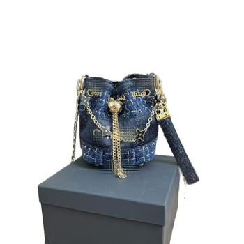 Bucket bag, PU materijal, zatvaranje čvorom na špage, PU podstava, oblik kanta, jedna naramenica, proljeće 2024