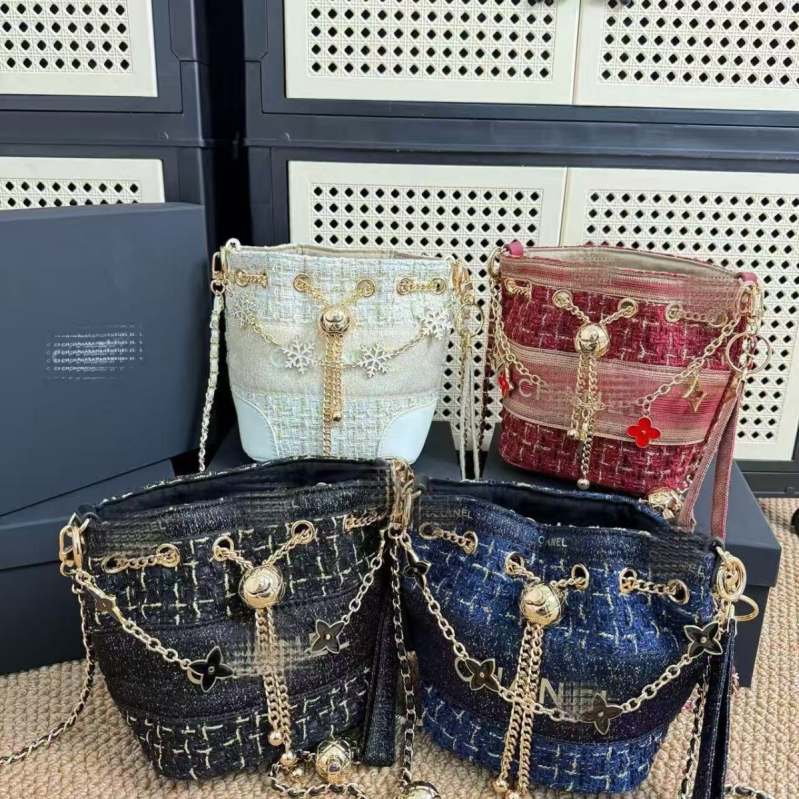 Bucket bag, PU materijal, zatvaranje čvorom na špage, PU podstava, oblik kanta, jedna naramenica, proljeće 2024