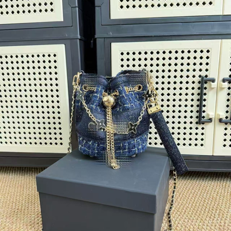 Bucket bag, PU materijal, zatvaranje čvorom na špage, PU podstava, oblik kanta, jedna naramenica, proljeće 2024