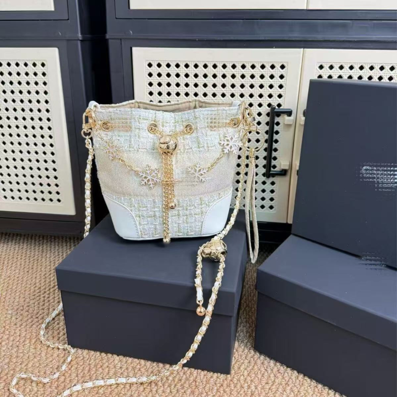 Bucket bag, PU materijal, zatvaranje čvorom na špage, PU podstava, oblik kanta, jedna naramenica, proljeće 2024