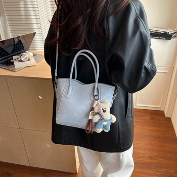 Geantă bucket din PU, stil urban minimalist, închidere magnetică, curea simplă, buzunar pentru telefon, primăvara 2026