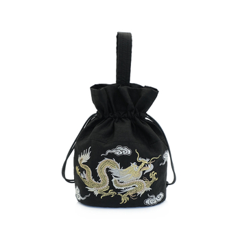 Svilena bucket bag s cilindričnim oblikom, vezenje u oblacima, zatvaranje špagom, unutarnja ID džep, ljetno izdanje 2024