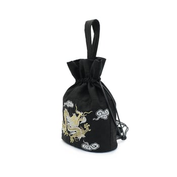Svilena bucket bag s cilindričnim oblikom, vezenje u oblacima, zatvaranje špagom, unutarnja ID džep, ljetno izdanje 2024