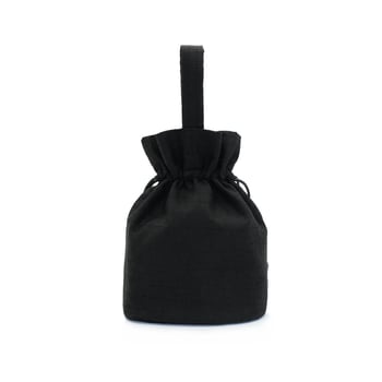 Svilena bucket bag s cilindričnim oblikom, vezenje u oblacima, zatvaranje špagom, unutarnja ID džep, ljetno izdanje 2024