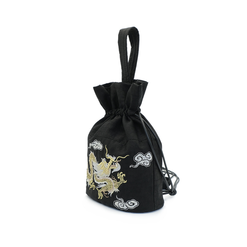 Svilena bucket bag s cilindričnim oblikom, vezenje u oblacima, zatvaranje špagom, unutarnja ID džep, ljetno izdanje 2024