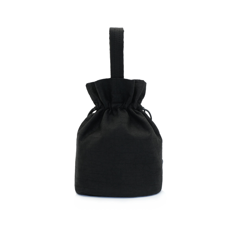 Svilena bucket bag s cilindričnim oblikom, vezenje u oblacima, zatvaranje špagom, unutarnja ID džep, ljetno izdanje 2024
