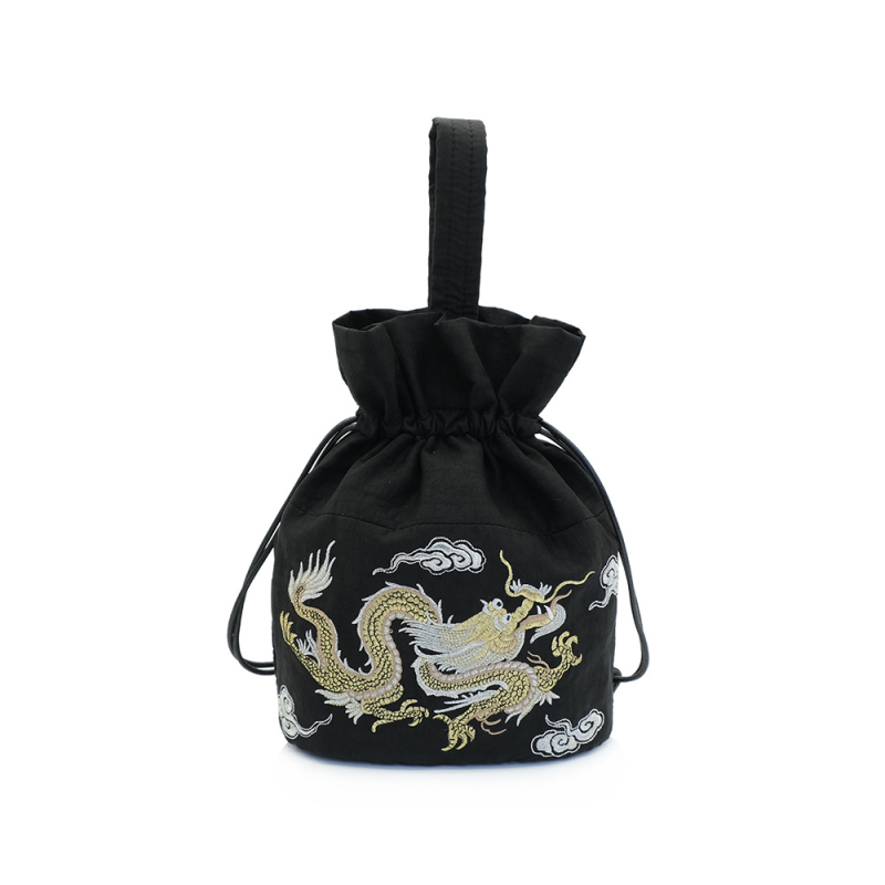 Svilena bucket bag s cilindričnim oblikom, vezenje u oblacima, zatvaranje špagom, unutarnja ID džep, ljetno izdanje 2024