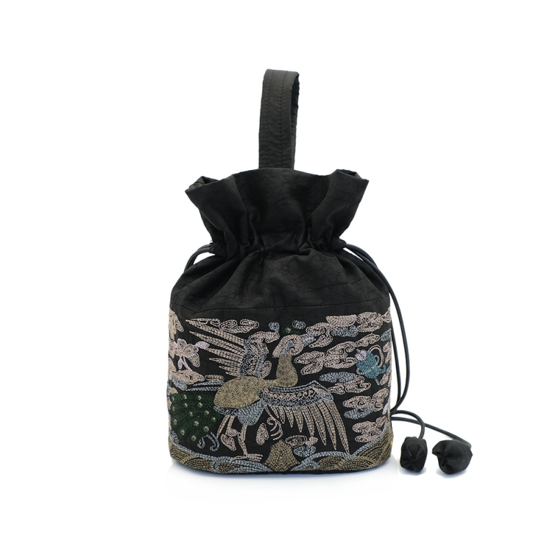 Svilena bucket bag s cilindričnim oblikom, vezenje u oblacima, zatvaranje špagom, unutarnja ID džep, ljetno izdanje 2024