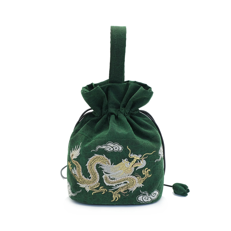 Svilena bucket bag s cilindričnim oblikom, vezenje u oblacima, zatvaranje špagom, unutarnja ID džep, ljetno izdanje 2024