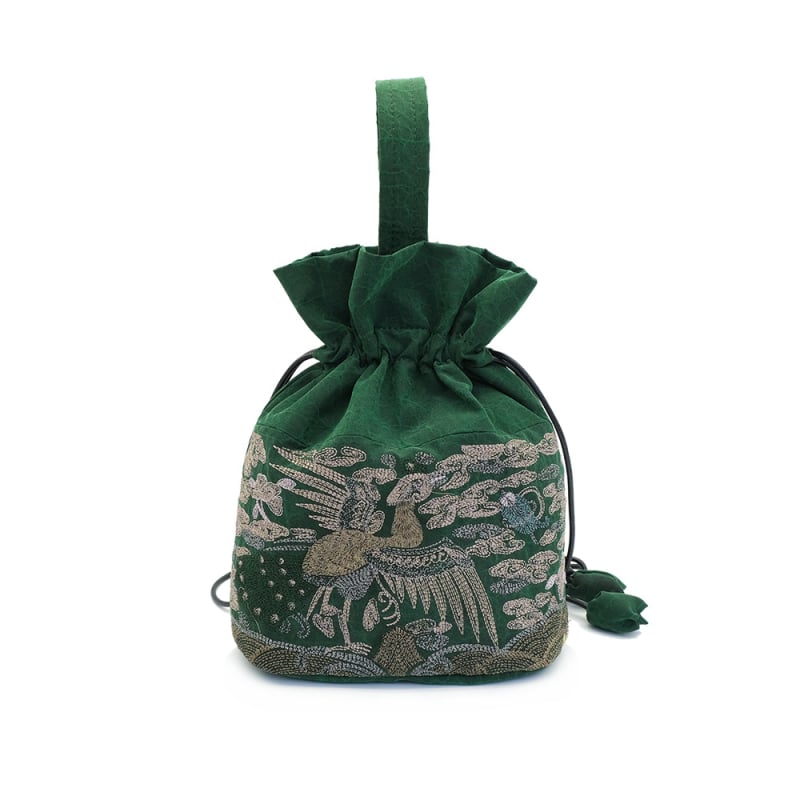 Svilena bucket bag s cilindričnim oblikom, vezenje u oblacima, zatvaranje špagom, unutarnja ID džep, ljetno izdanje 2024