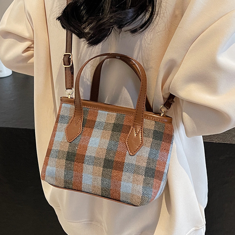 Ženska bucket bag – PU materijal, zatvarač, poliester podstava, horizontalni četverokutni oblik, džep za kameru