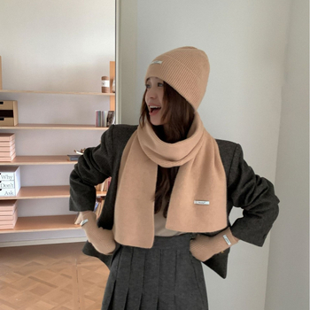 Τετραπλό σετ από μαλλί: καπέλο, φουλάρι, γάντια και κάλτσες για γυναίκες (Υλικό: μαλλί; Τεχνική: Jacquard; Μοτίβο: Μονόχρωμο; Περίοδος: Χειμώνας)