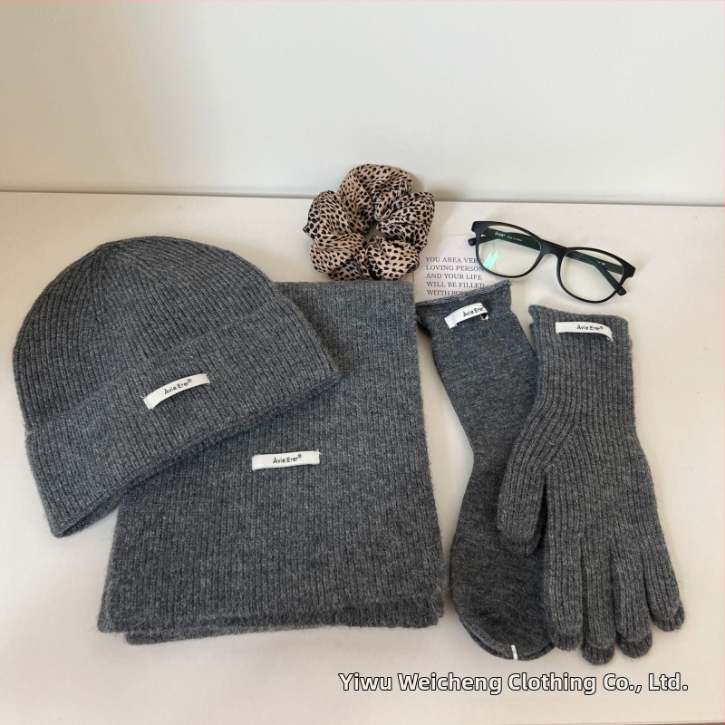 Τετραπλό σετ από μαλλί: καπέλο, φουλάρι, γάντια και κάλτσες για γυναίκες (Υλικό: μαλλί; Τεχνική: Jacquard; Μοτίβο: Μονόχρωμο; Περίοδος: Χειμώνας)