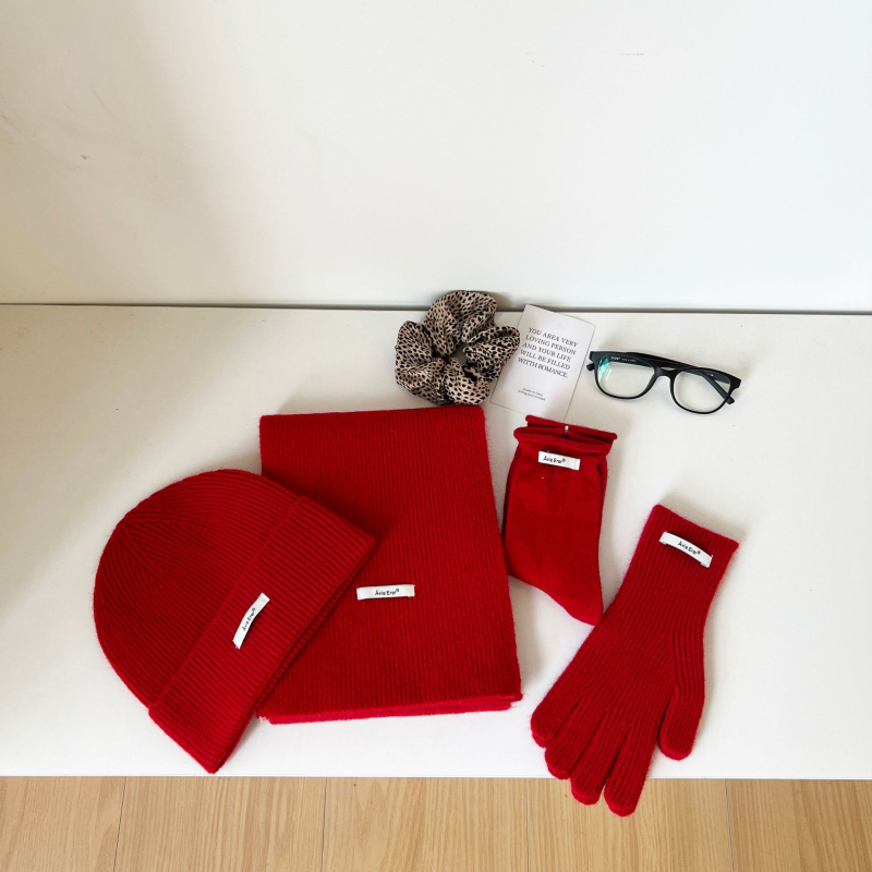 Τετραπλό σετ από μαλλί: καπέλο, φουλάρι, γάντια και κάλτσες για γυναίκες (Υλικό: μαλλί; Τεχνική: Jacquard; Μοτίβο: Μονόχρωμο; Περίοδος: Χειμώνας)