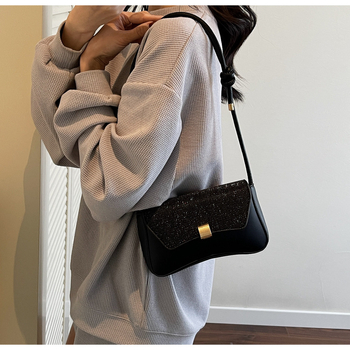 PU kožna crossbody torba, horizontalni kvadratni oblik, gradski minimalistički stil, zaključavanje, džep za telefon