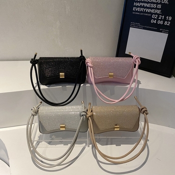 PU kožna crossbody torba, horizontalni kvadratni oblik, gradski minimalistički stil, zaključavanje, džep za telefon