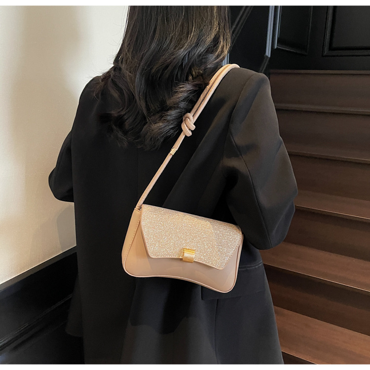 PU kožna crossbody torba, horizontalni kvadratni oblik, gradski minimalistički stil, zaključavanje, džep za telefon