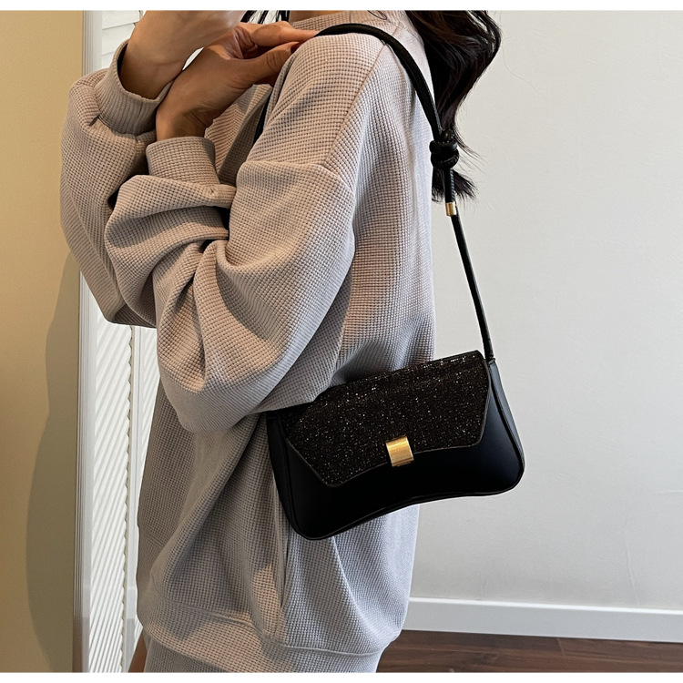 PU kožna crossbody torba, horizontalni kvadratni oblik, gradski minimalistički stil, zaključavanje, džep za telefon