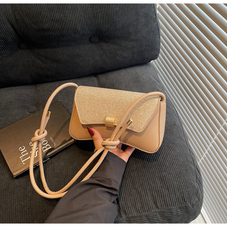 PU kožna crossbody torba, horizontalni kvadratni oblik, gradski minimalistički stil, zaključavanje, džep za telefon
