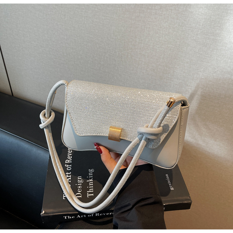 PU kožna crossbody torba, horizontalni kvadratni oblik, gradski minimalistički stil, zaključavanje, džep za telefon