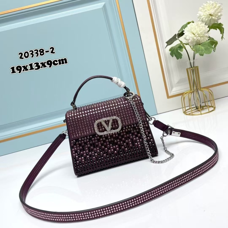 Mini ženska torbica od teleće kože s dijamantno-reljefnim uzorkom, zatvaranje kapom, jednoramenska i crossbody nosivost, džep za telefon (proljeće 2026)