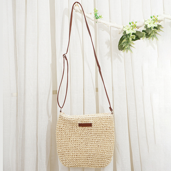 Crossbody torba od slame, gradski minimalistički stil, mali kvadratni dizajn, zatvarač, ručna izrada