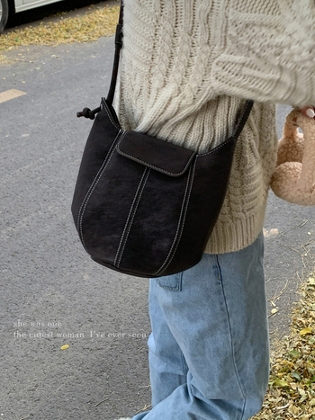 Ženska bucket torba, gradski minimalistički stil, PU koža, crossbody s jednim remenom, magnetsko zatvaranje