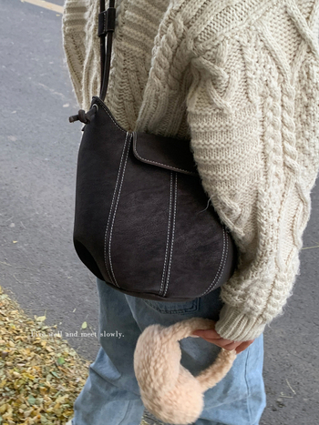 Ženska bucket torba, gradski minimalistički stil, PU koža, crossbody s jednim remenom, magnetsko zatvaranje