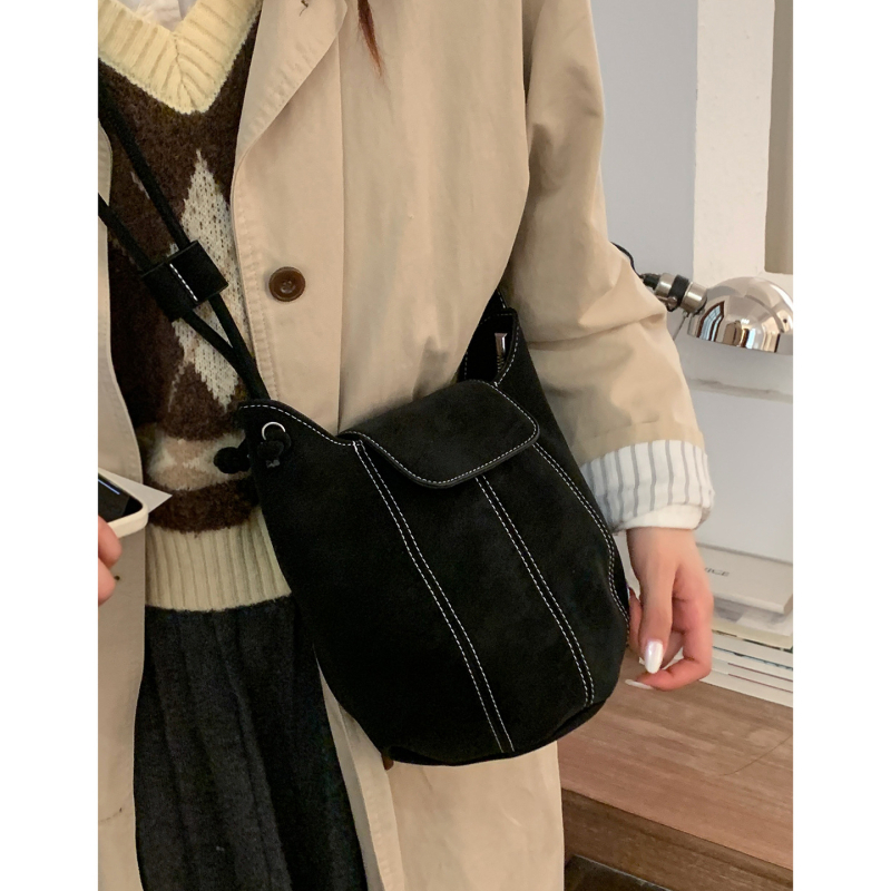 Ženska bucket torba, gradski minimalistički stil, PU koža, crossbody s jednim remenom, magnetsko zatvaranje