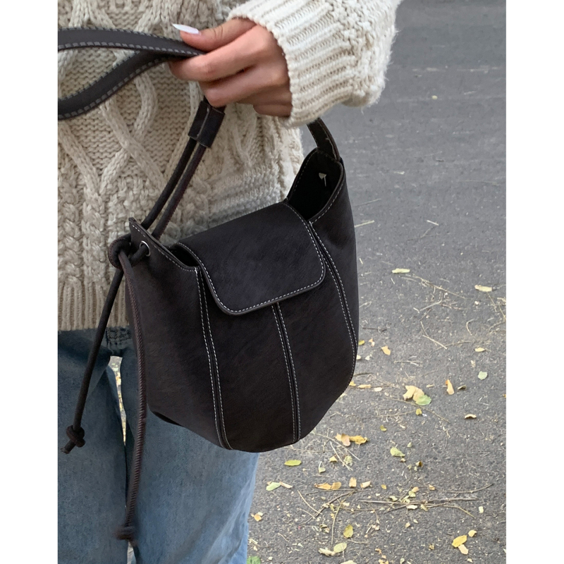 Ženska bucket torba, gradski minimalistički stil, PU koža, crossbody s jednim remenom, magnetsko zatvaranje
