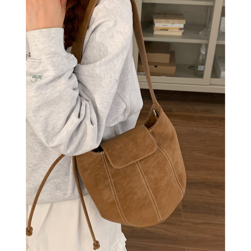 Ženska bucket torba, gradski minimalistički stil, PU koža, crossbody s jednim remenom, magnetsko zatvaranje