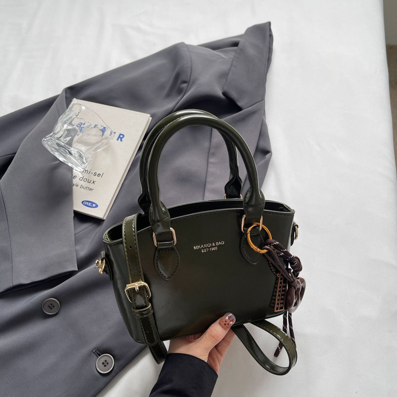 Bucket torba preko ramena, PU materijal, zatvaranje na zip, unutarnja džep na zip, jedna naramenica