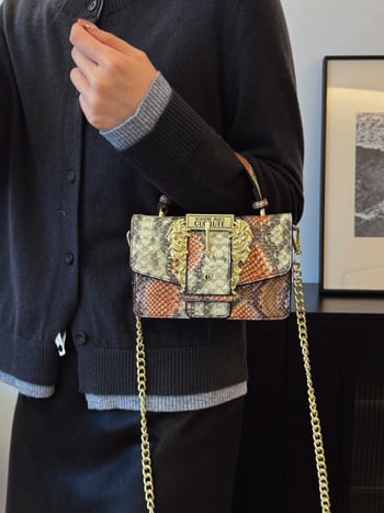 Geantă de umăr din PU, imprimeu în piele de șarpe - formă pătrată orizontal; închidere magnetică; căptușală poliester; buzunare interne pentru telefon și ID; cod produs 3008