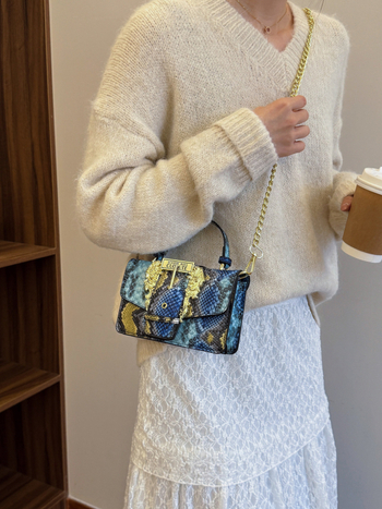 Geantă de umăr din PU, imprimeu în piele de șarpe - formă pătrată orizontal; închidere magnetică; căptușală poliester; buzunare interne pentru telefon și ID; cod produs 3008