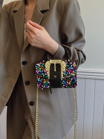 Geantă de umăr din PU, imprimeu în piele de șarpe - formă pătrată orizontal; închidere magnetică; căptușală poliester; buzunare interne pentru telefon și ID; cod produs 3008