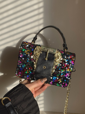 Geantă de umăr din PU, imprimeu în piele de șarpe - formă pătrată orizontal; închidere magnetică; căptușală poliester; buzunare interne pentru telefon și ID; cod produs 3008