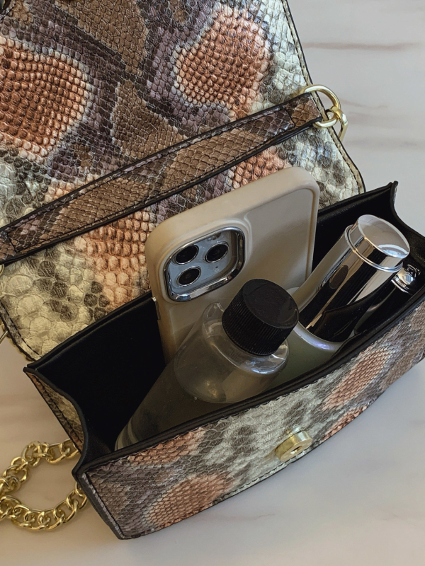 Geantă de umăr din PU, imprimeu în piele de șarpe - formă pătrată orizontal; închidere magnetică; căptușală poliester; buzunare interne pentru telefon și ID; cod produs 3008