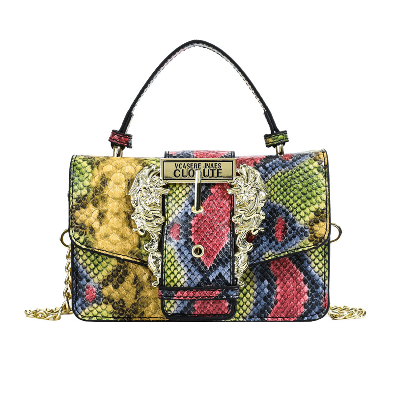 Geantă de umăr din PU, imprimeu în piele de șarpe - formă pătrată orizontal; închidere magnetică; căptușală poliester; buzunare interne pentru telefon și ID; cod produs 3008