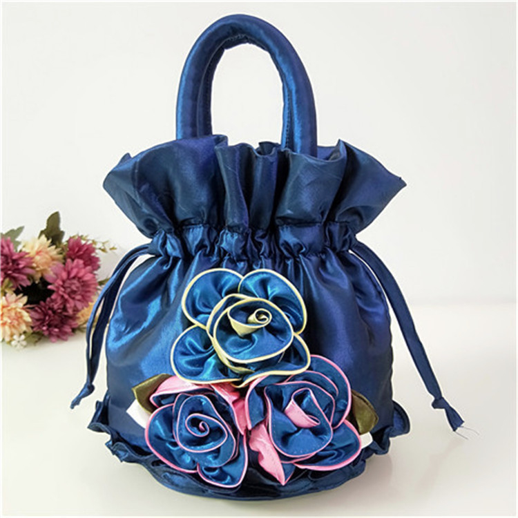 Ženska bucket bag od svile – ručna izrada, bucket stil, unutarnja pretinica, zatvaranje trakom