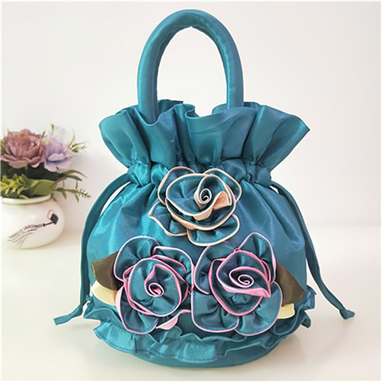 Ženska bucket bag od svile – ručna izrada, bucket stil, unutarnja pretinica, zatvaranje trakom