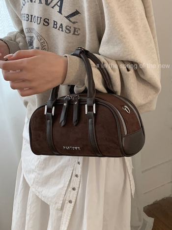 Ženska crossbody torba — velur materijal, gradski stil, horizontalni kvadratni oblik, zatvaranje na zipu, podstava od poliestera.