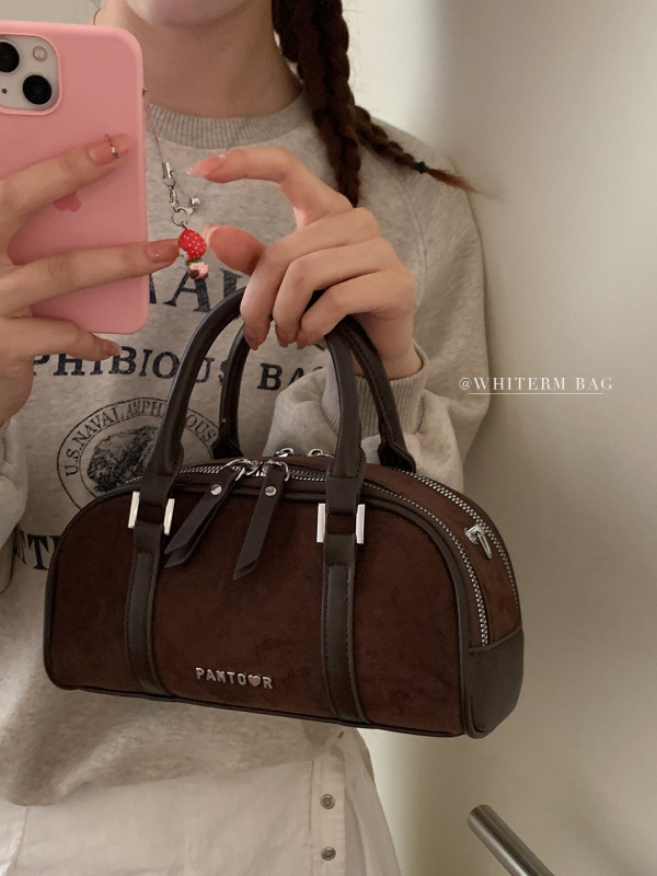 Ženska crossbody torba — velur materijal, gradski stil, horizontalni kvadratni oblik, zatvaranje na zipu, podstava od poliestera.