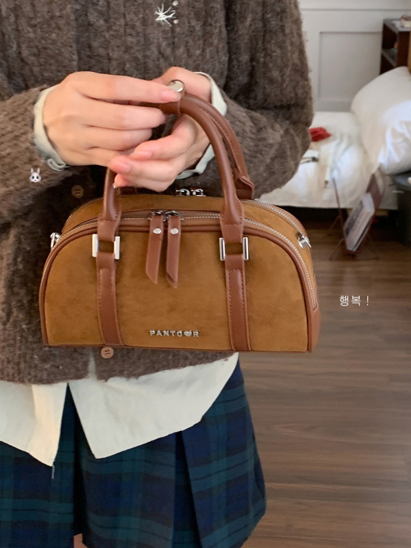 Ženska crossbody torba — velur materijal, gradski stil, horizontalni kvadratni oblik, zatvaranje na zipu, podstava od poliestera.