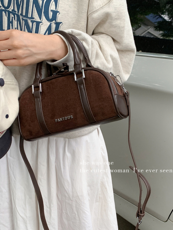 Ženska crossbody torba — velur materijal, gradski stil, horizontalni kvadratni oblik, zatvaranje na zipu, podstava od poliestera.