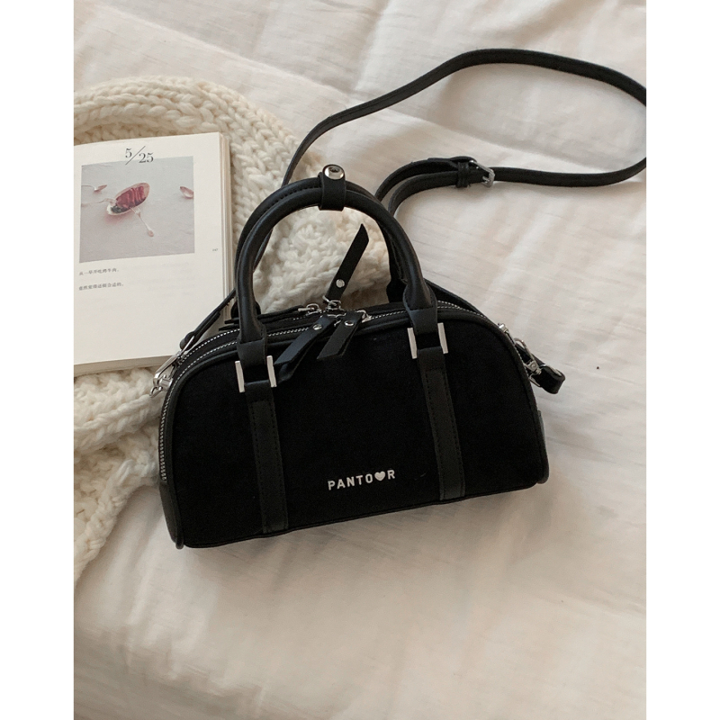 Ženska crossbody torba — velur materijal, gradski stil, horizontalni kvadratni oblik, zatvaranje na zipu, podstava od poliestera.