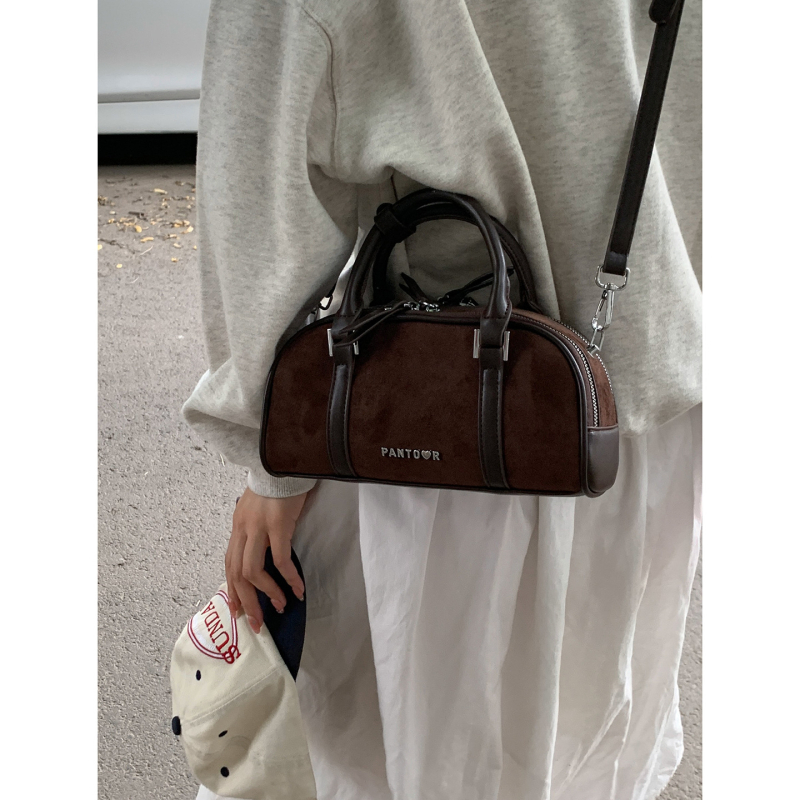 Ženska crossbody torba — velur materijal, gradski stil, horizontalni kvadratni oblik, zatvaranje na zipu, podstava od poliestera.