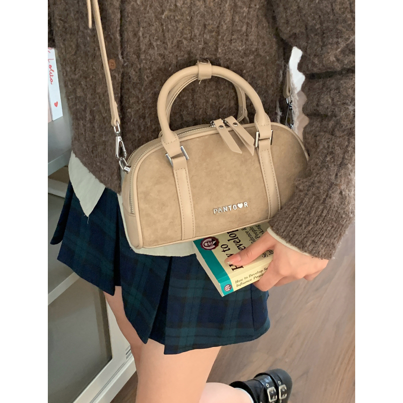 Ženska crossbody torba — velur materijal, gradski stil, horizontalni kvadratni oblik, zatvaranje na zipu, podstava od poliestera.